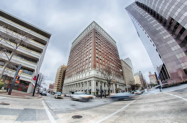 Tulsa skyline cidade em torno de ruas do centro da cidade — Fotografia de Stock