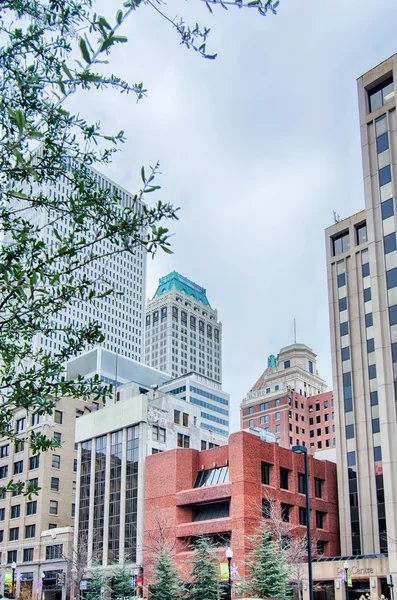 Ciudad de Tulsa skyline alrededor de las calles del centro — Foto de Stock