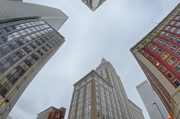 Tulsa skyline van de stad rond de binnenstad straten — Stockfoto