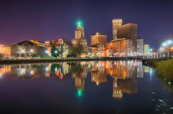 Providence Rhode Island desde el otro lado del muelle — Foto de Stock