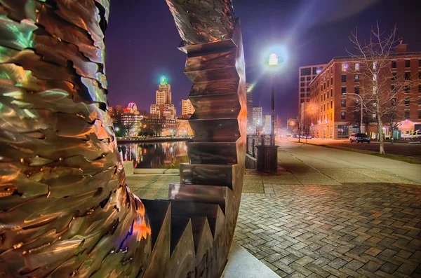 Providence Rhode Island desde el otro lado del muelle — Foto de Stock