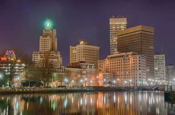 Providence Rhode Island desde el otro lado del muelle — Foto de Stock