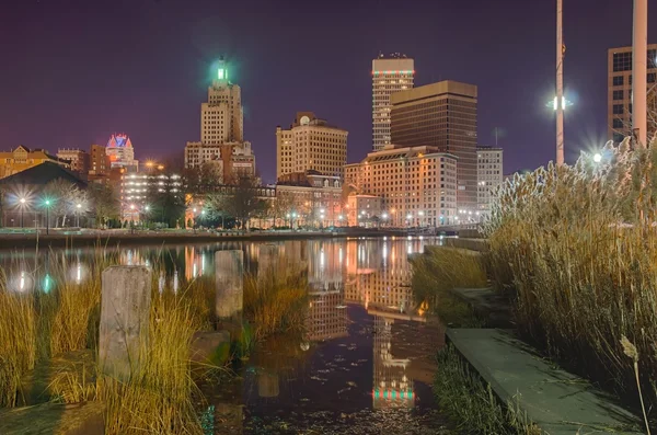 Providence Rhode Island desde el otro lado del muelle — Foto de Stock