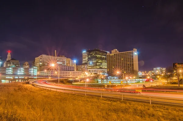 Downtown Hartford ConnecConnecticut bei Einbruch der Dämmerung — Stockfoto