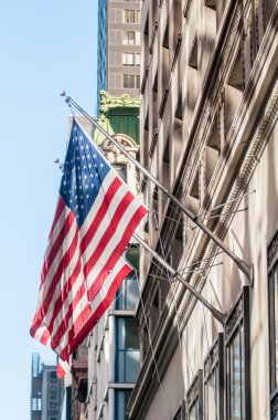 tarihi bir binada Amerikan bayrağı