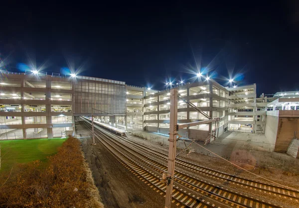 Electro trein intermodale terminal met parkeren bij nacht — Stockfoto