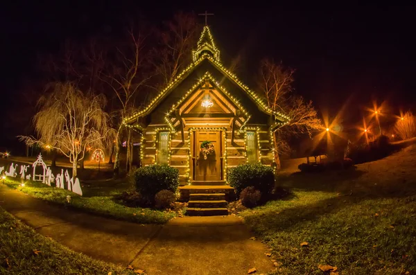 Diminuta capilla con iluminación por la noche —  Fotos de Stock