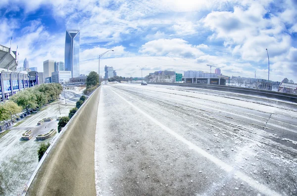Nieve y hielo ciudad cubierta y calles de Charlotte nc usa — Foto de Stock