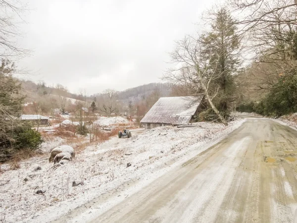 Vinterväg shack och berget gård — Stockfoto