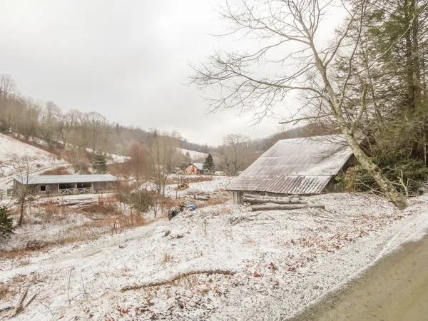 Ripostiglio invernale e strada agricola di montagna — Foto Stock