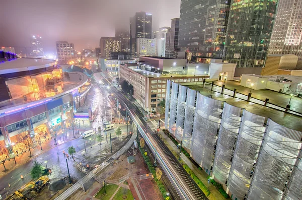 Charlotte şehir manzarası gece sahne siste — Stok fotoğraf