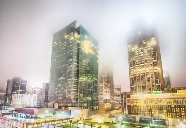 Charlotte City skyline escena nocturna en la niebla — Foto de Stock