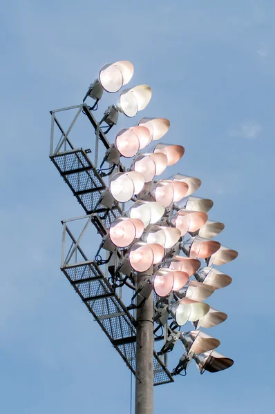 Stadion lichten aan bij schemering — Stockfoto