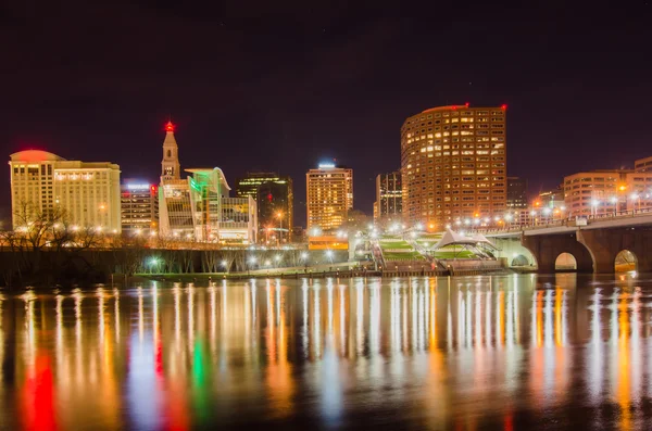 O skyline do centro da cidade de Hartford, Connecticut ao entardecer da acros — Fotografia de Stock