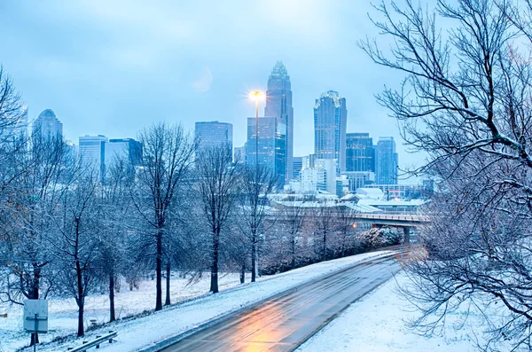 Charlotte norte carolina ciudad después de tormenta de nieve y lluvia de hielo — Foto de Stock