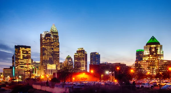 Charlotte skyline em horas de madrugada em uma noite de primavera — Fotografia de Stock