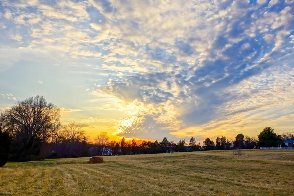 Puesta de sol sobre campo de granja paisaje —  Fotos de Stock