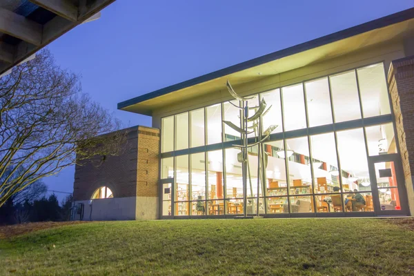 Vista moderna della biblioteca pubblica di notte — Foto Stock