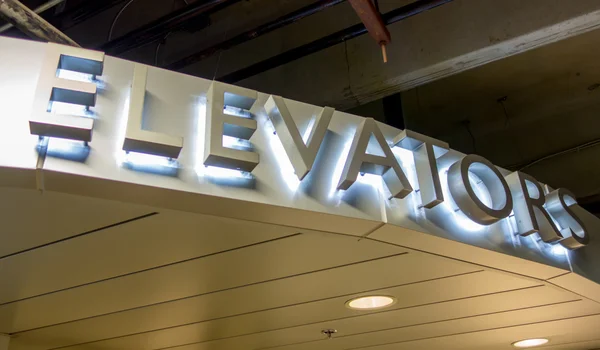 Letrero ascensor iluminado aluminio letras —  Fotos de Stock