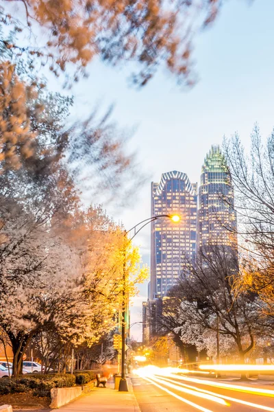 Charlotte Panorama na úsvitu hodin na jarní večer — Stock fotografie