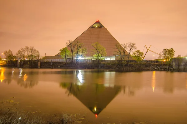 Апрель 2015 года - потрясающий вид на спортивную арену "Пирамид" в Мемфисе — стоковое фото