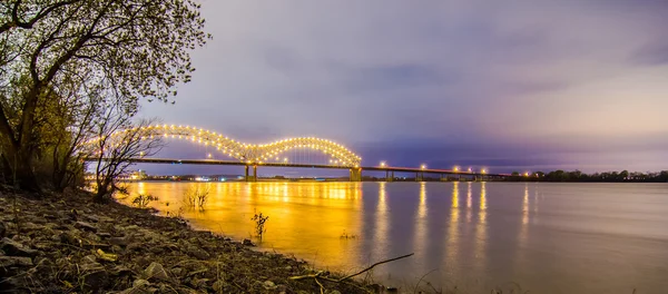 Мост Эрнст де Сото - Мемфис Теннесси ночью — стоковое фото