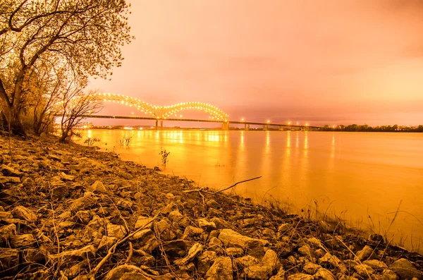 エルナンド ・ デ ・ ソト橋 - 夜 Memphis テネシー州 — ストック写真