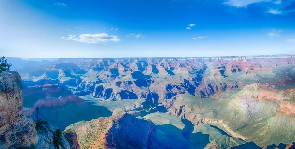 Büyük Kanyon Mavi gökyüzü ile güneşli bir gün — Stok fotoğraf