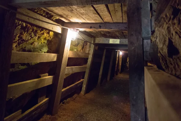 Unterirdische Minenpassage in den Bergen — Stockfoto