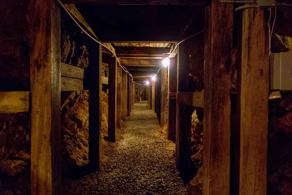 Paso de la mina undergroung en las montañas — Foto de Stock