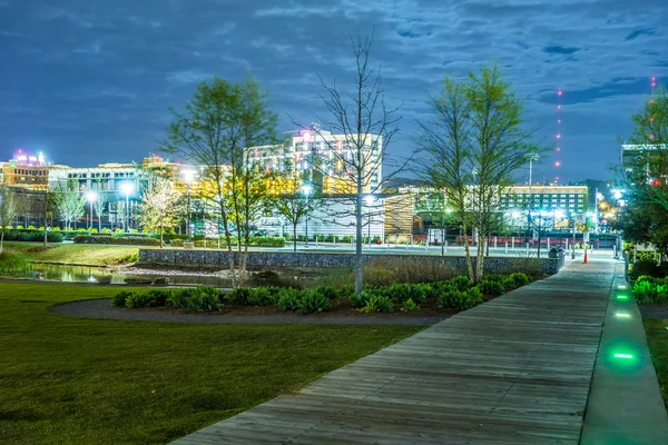 Skyline van Birmingham Alabama van Railroad Park — Stockfoto