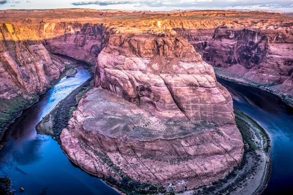 Horseshoe bend at sunrise with clear sky and colorado river belo — Stock Photo, Image