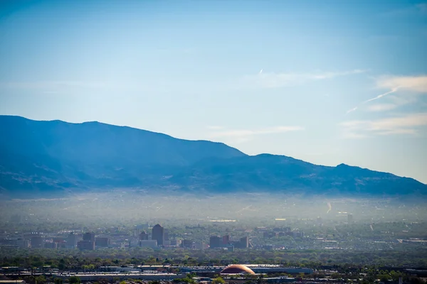 Albuquerque nuevo horizonte mexicano en smog con montañas —  Fotos de Stock