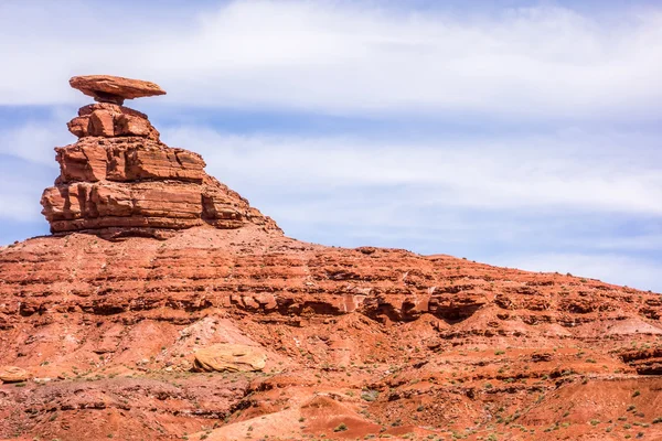 Mexican hat rock monument landscape on sunny day — Stock Photo, Image