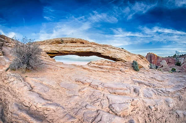 キャニオンランズ国立公園ユタ米国で有名なメサ ・ アーチ — ストック写真
