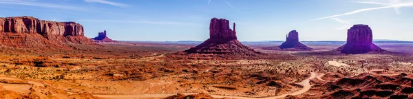 Vallée du monument sous le ciel bleu — Photo