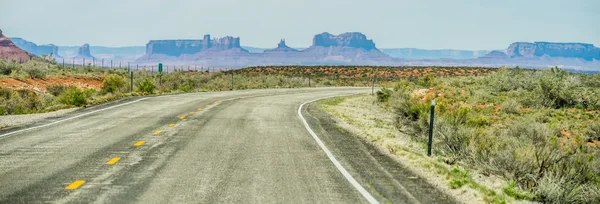 Descendiendo en Monument Valley en la frontera de Utah Arizona — Foto de Stock