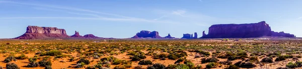 Monument Valley sotto il cielo blu — Foto Stock