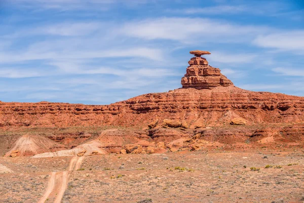 Mexican hat rock monument landscape on sunny day — Stock Photo, Image