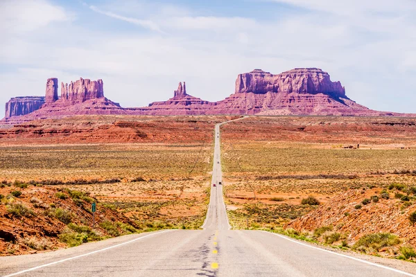 Turun ke Monument Valley di perbatasan Utah Arizona — Stok Foto