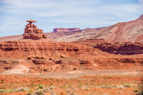 Mexican hat rock monument landscape on sunny day — Stock Photo, Image