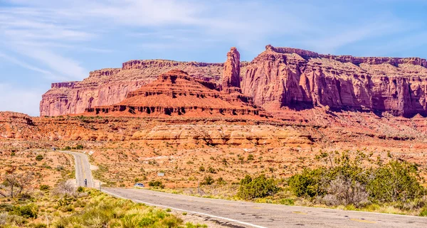 Descendiendo en Monument Valley en la frontera de Utah Arizona — Foto de Stock