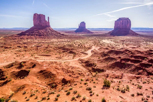 Monument valley onder de blauwe hemel — Stockfoto