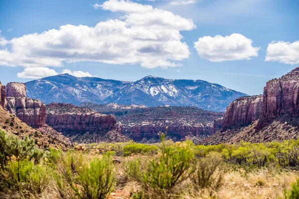 Cañón badlands y colorado rockies lanadscape — Foto de Stock