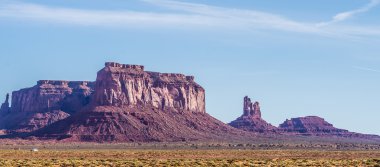 Mavi gökyüzünün altında anıt Vadisi