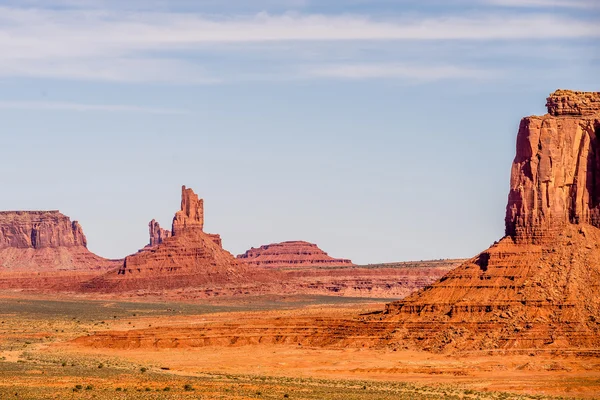 Monument valley onder de blauwe hemel — Stockfoto