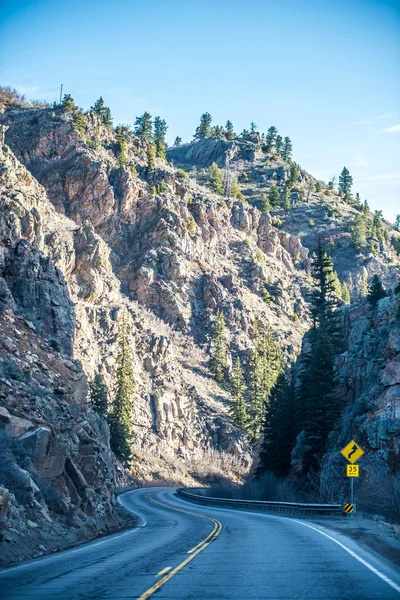 Jalan melalui Pegunungan Rocky di Colorado Amerika Serikat — Stok Foto