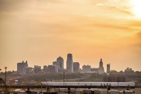 Kansas City skyline napkeltekor — Stock Fotó
