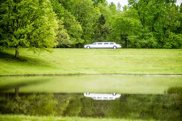 Weiße Limousine spiegelt sich im See — Stockfoto