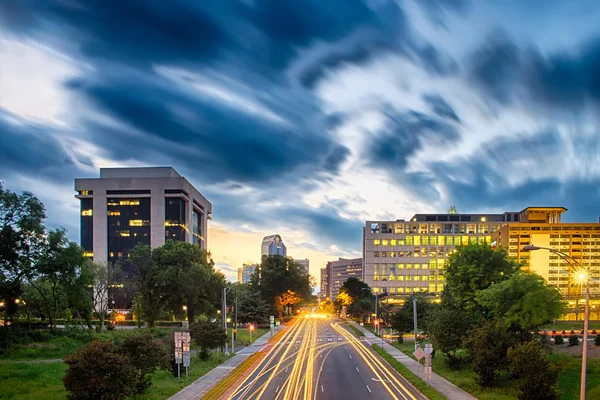 Downtown of Charlotte North Carolina skyline com céu dramático — Fotografia de Stock